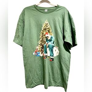 Spectra Graphic Christmas T- Shirt Santa Decked Out By The Christmas Tree